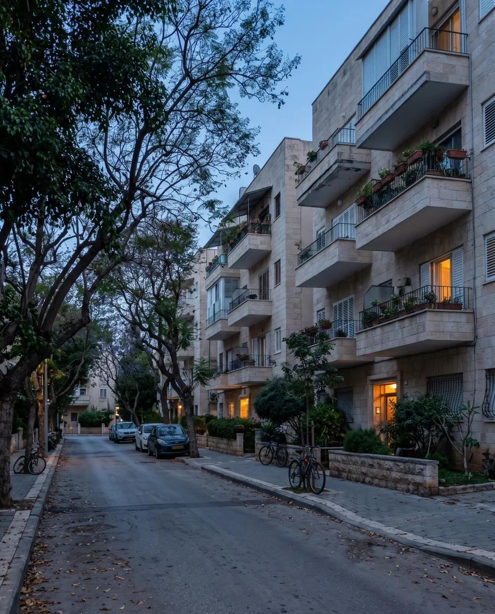 רחוב מגורים ברחובות עם בנייני דירות